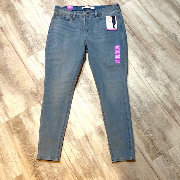 Levi’s Mid rise super skinny simple stretch jeggings, new with tags!